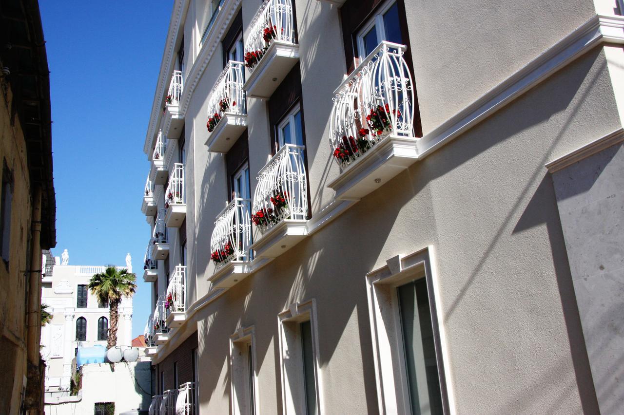 Hotel Brais Durres Bagian luar foto